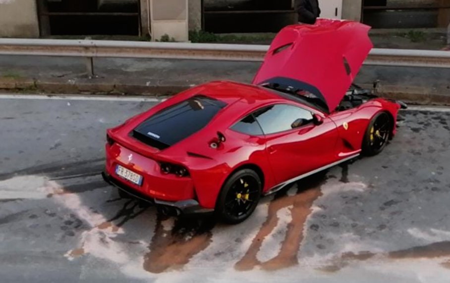Υπάλληλος πλυντηρίου έκανε «κολυμπηθρόξυλα» Ferrari 812 Superfast 